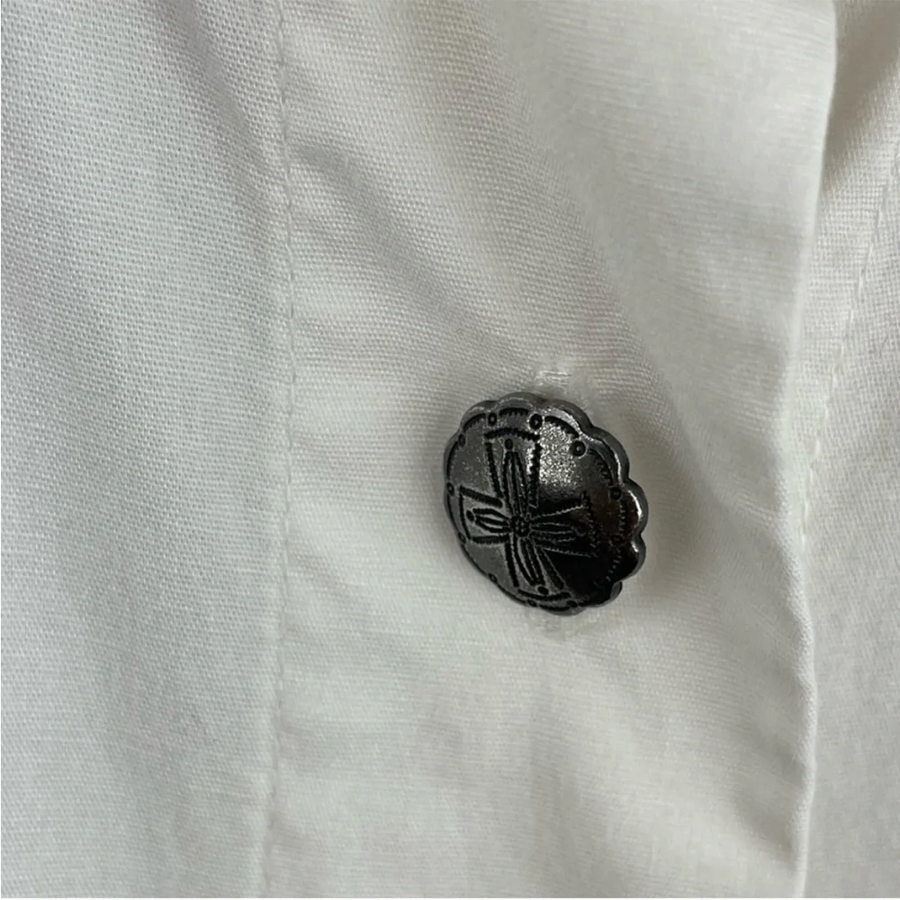 Double D Ranch | White Silver Tone Button Pleated Shoulder Poplin Western Shirt - Picture 2 of 7